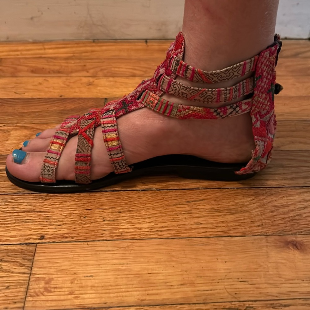 Sz 7 red print gladiator sandals